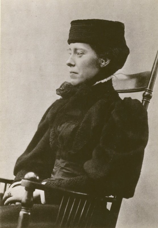 Mary Kingsley, portré, ülő, kalapban (f/w fotó) alkotó: English Photographer