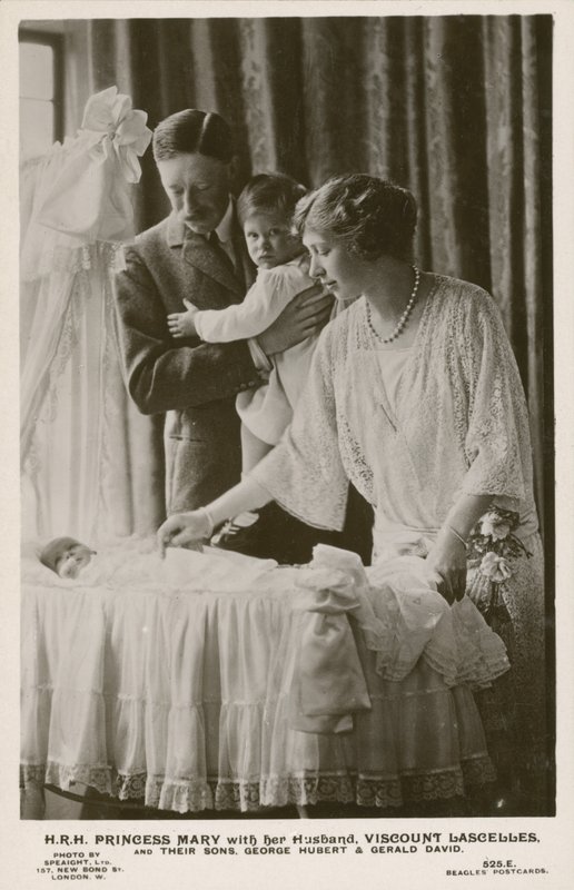 Mary, királyi hercegnő és férje, Lascelles vikomt fiaikkal, George-al és Geralddal (f/w fotó) alkotó: English Photographer