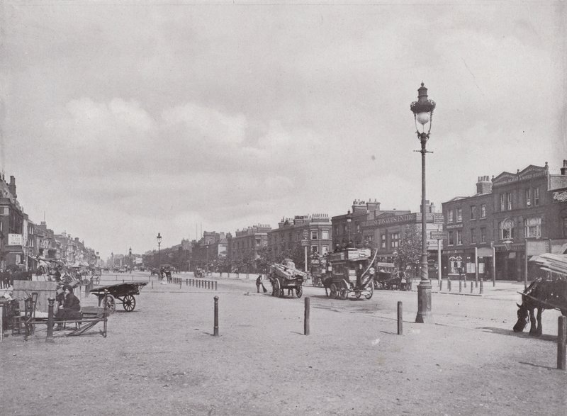 Mile End Road, keletre néz alkotó: English Photographer