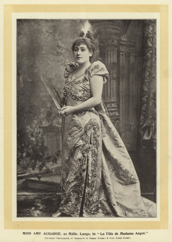 Amy Augarde kisasszony, mint Mdlle Lange a Madame Angot lányában alkotó: English Photographer