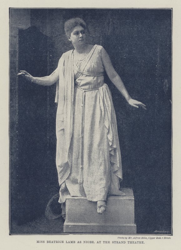 Miss Beatrice Lamb Niobe szerepében, a Strand Színházban alkotó: English Photographer