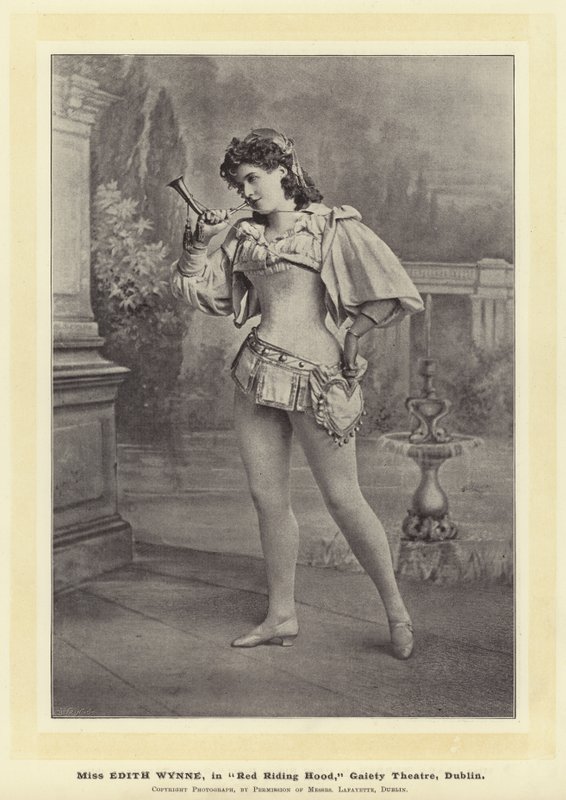 Miss Edith Wynne a Red Riding Hoodban, a dublini Gaiety Színházban alkotó: English Photographer
