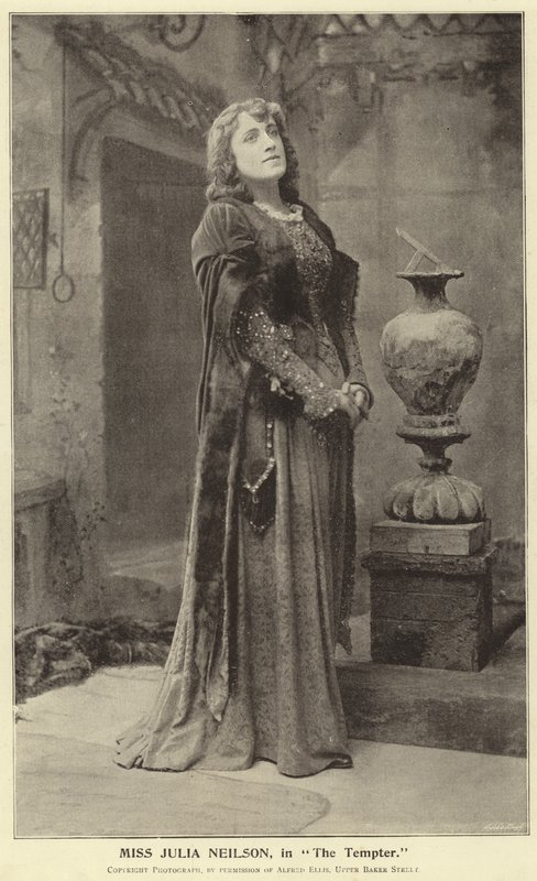 Miss Julia Neilson, A kísértőben alkotó: English Photographer