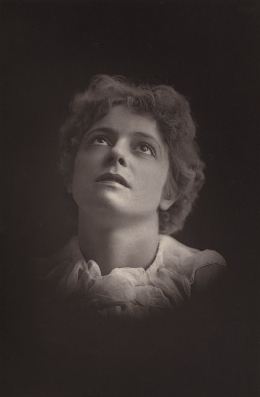 Olga Brandon kisasszony alkotó: English Photographer