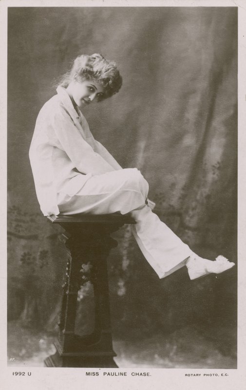 Miss Pauline Chase, pizsamaruhában alkotó: English Photographer