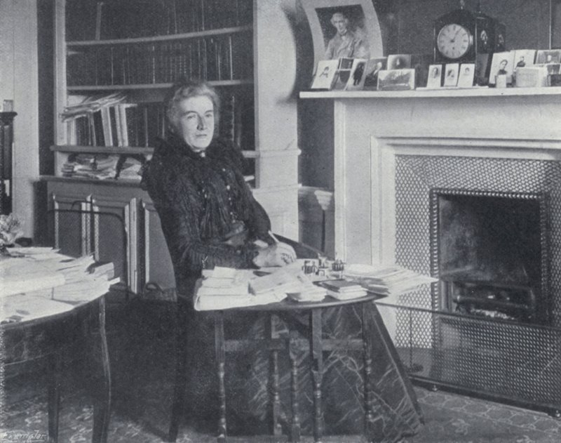 Mrs Humphry Ward a dolgozószobájában (f/w fotó) alkotó: English Photographer