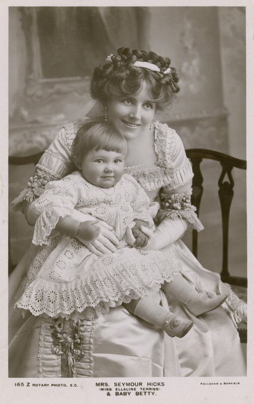 Mrs. Seymour Hicks és lánya alkotó: English Photographer