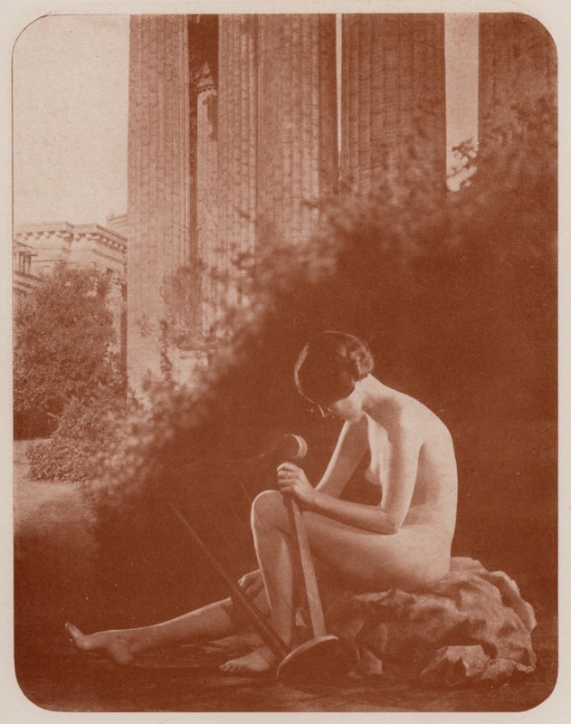 Nudista művészet: Melódia (fekete-fehér fotó) alkotó: English Photographer