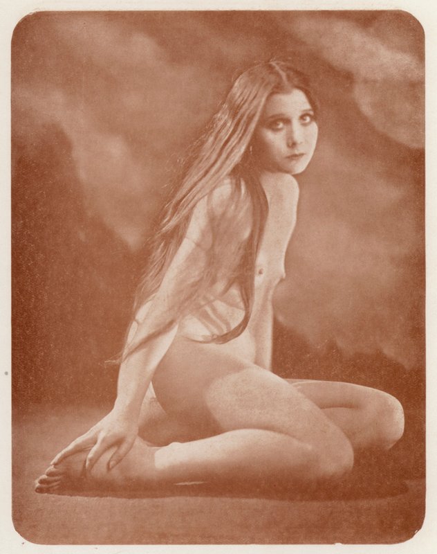 Nudista művészet: Dolores (fekete-fehér fotó) alkotó: English Photographer