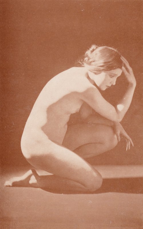 Nudista művészet: A gondolkodó (fekete-fehér fotó) alkotó: English Photographer
