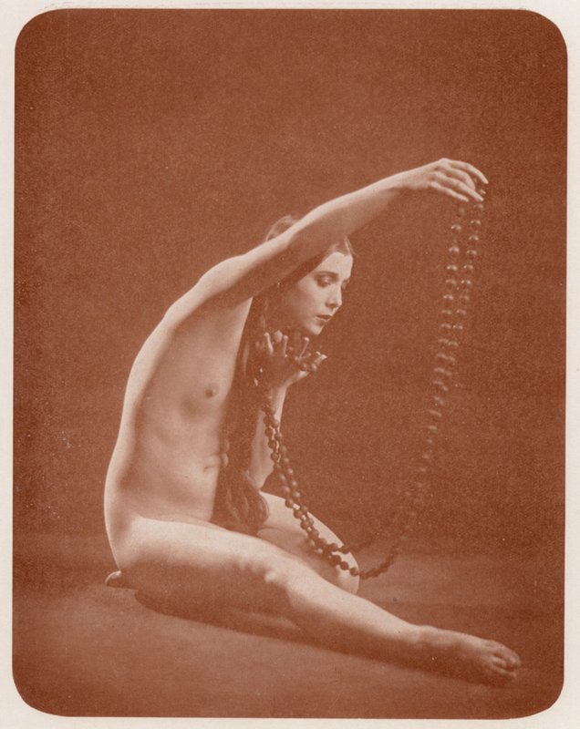 Nudista művészet: (fekete-fehér fotó) alkotó: English Photographer