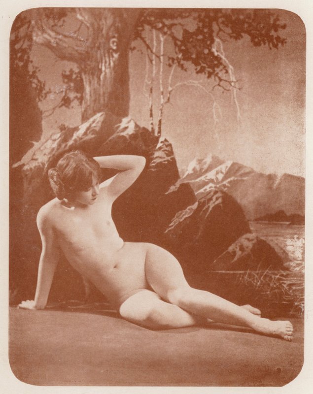 Nudista művészet: A tó hölgye (fekete-fehér fotó) alkotó: English Photographer