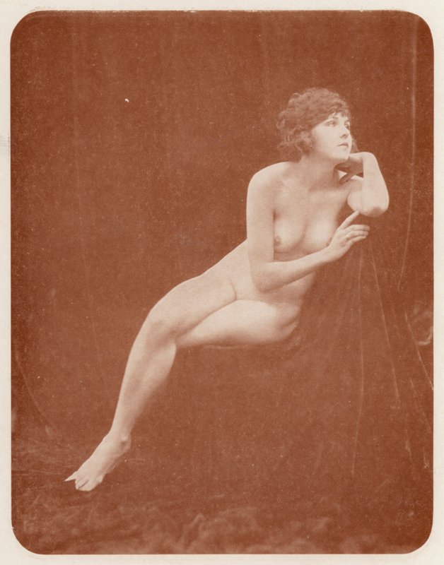 Nudista művészet: (fekete-fehér fotó) alkotó: English Photographer