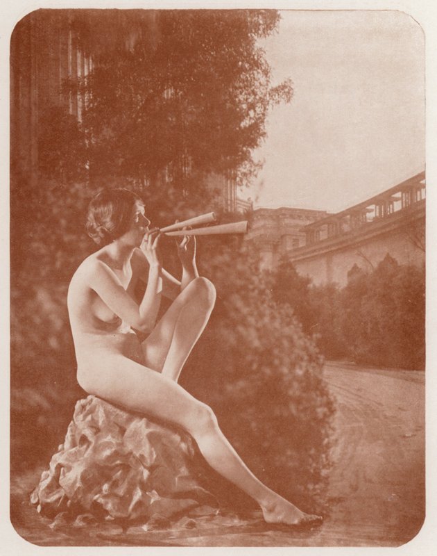 Nudista művészet: (fekete-fehér fotó) alkotó: English Photographer