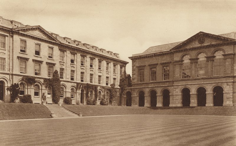 Oxford: századi könyvtár és a négyszöglet északi oldala (fekete-fehér fotó) alkotó: English Photographer