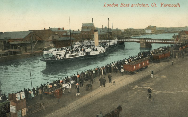Egy evezős gőzhajó Londonból érkezik a norfolki Great Yarmouthba (fotó) alkotó: English Photographer