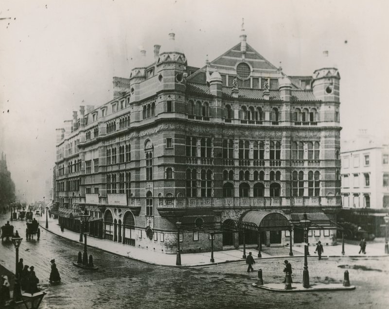 Palace Theatre, Cambridge Circus, London alkotó: English Photographer
