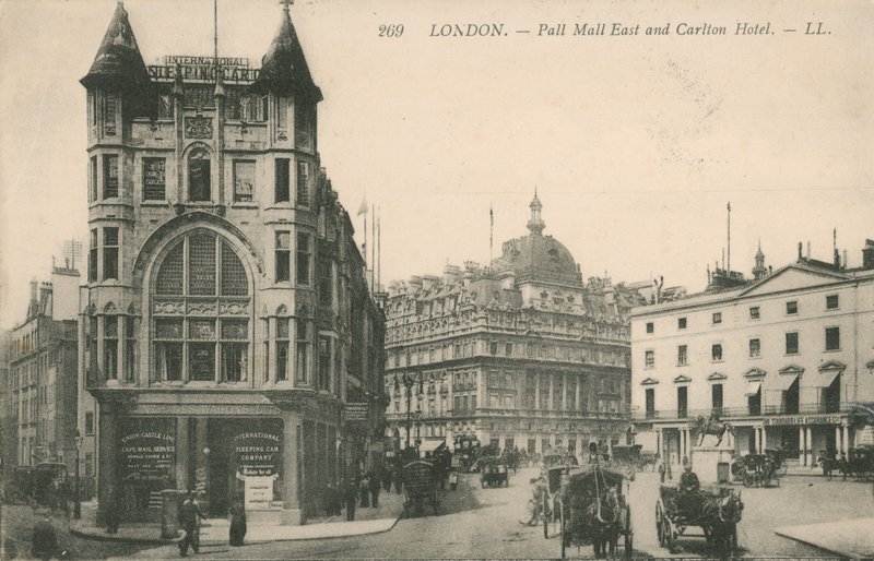 A Pall Mall East és a Carlton Hotel alkotó: English Photographer