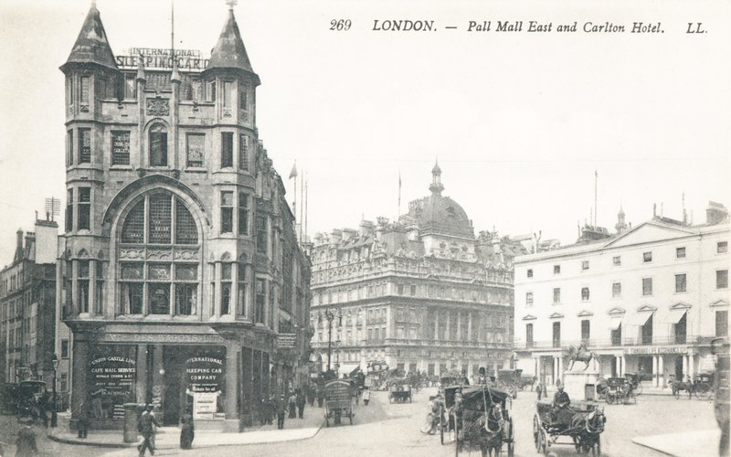 A Pall Mall East és a Carlton Hotel alkotó: English Photographer