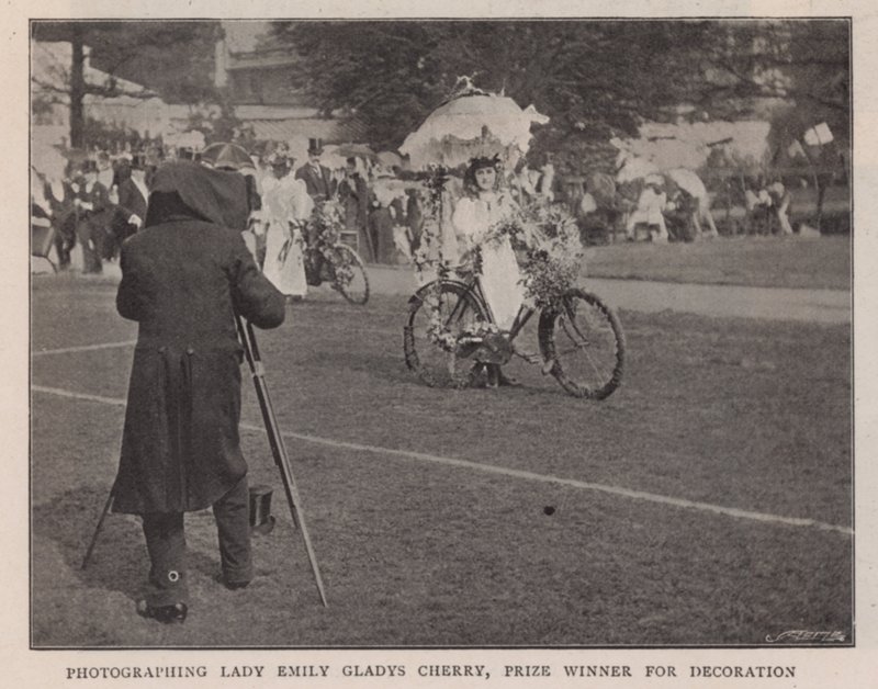 Lady Emily Gladys Cherry fotózása, a dekoráció díjazottja alkotó: English Photographer