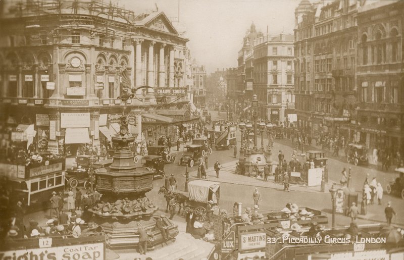 A Piccadilly Circus alkotó: English Photographer