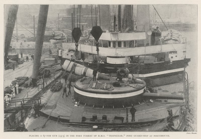 Egy 67 tonnás löveg (13,5) elhelyezése a HMS Trafalgar, Portsmouth kikötői őrhajójának elülső tornyában alkotó: English Photographer
