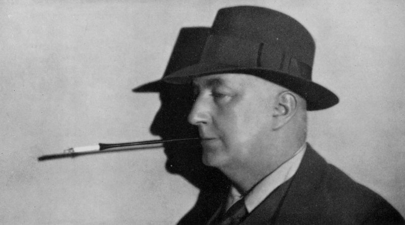Edgar Wallace portréja, kalapot visel és cigarettát szív a tartóban (fekete-fehér fotó) alkotó: English Photographer