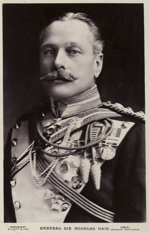 Sir Douglas Haig tábornok portréja alkotó: English Photographer