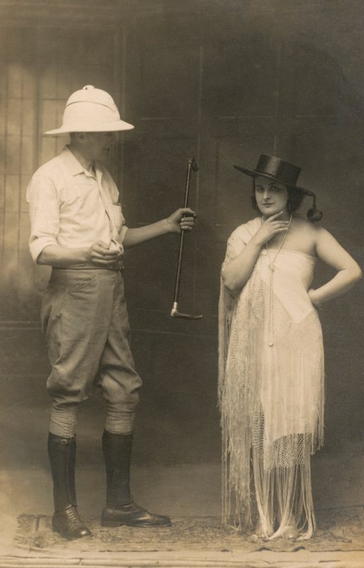 Egy lovaglóruhás férfi és egy kalapot és ruhát viselő nő portréja (fekete-fehér fotó) alkotó: English Photographer