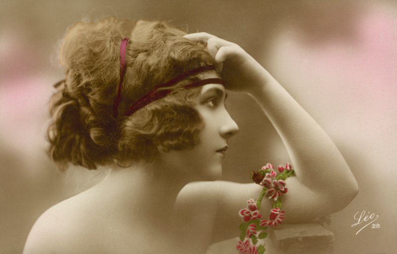 Fiatal nő portréja (színes fénykép) alkotó: English Photographer