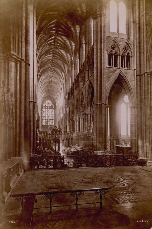 Képeslap a Westminster Abbey belsejét ábrázoló képpel alkotó: English Photographer