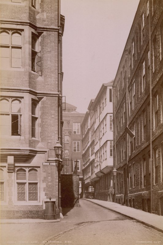 Képeslap a Middle Temple Lane északi bejáratával alkotó: English Photographer