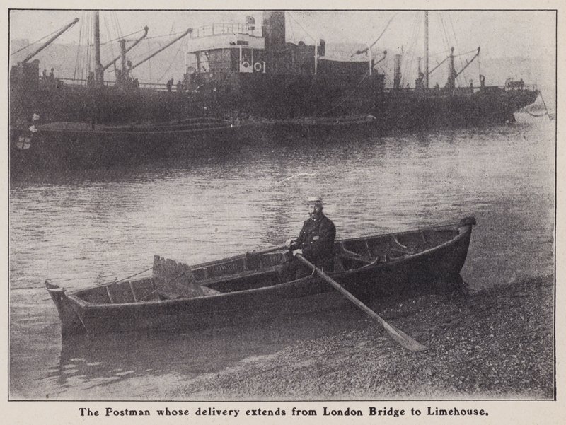 Postás, akinek a kézbesítése a London Bridge-től Limehouse-ig tart egy hajóval a Temzén, London (f/w fotó) alkotó: English Photographer