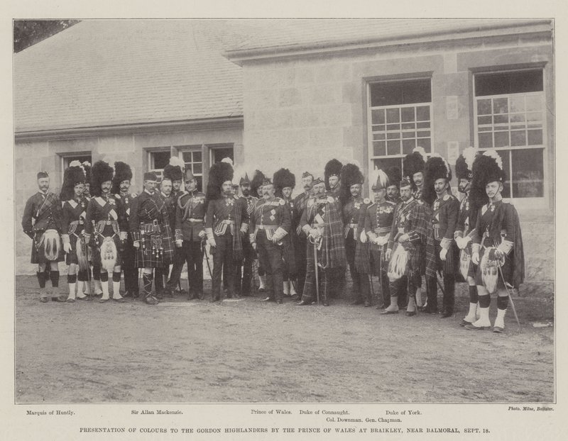 A walesi herceg színbemutatója a Gordon Highlandersnek Braikleyben, Balmoral közelében, szeptember 18. alkotó: English Photographer