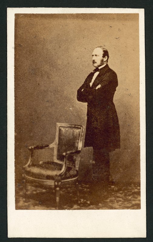 Albert herceg egy szék mögött áll (f/w fotó) alkotó: English Photographer
