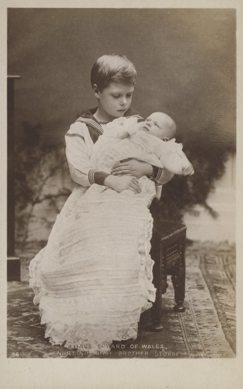 Edward walesi herceg szoptatja kisöccsét, Györgyöt (fekete-fehér fotó) alkotó: English Photographer