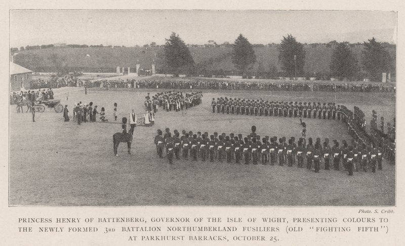 Henrik Battenberg hercegnő, Wight-sziget kormányzója színeket mutat be az újonnan alakult 3. zászlóaljnak, a Northumberland Fusiliersnek (Old Fighting Fifth) a Parkhurst laktanyában, október 25-én (bw ph) alkotó: English Photographer