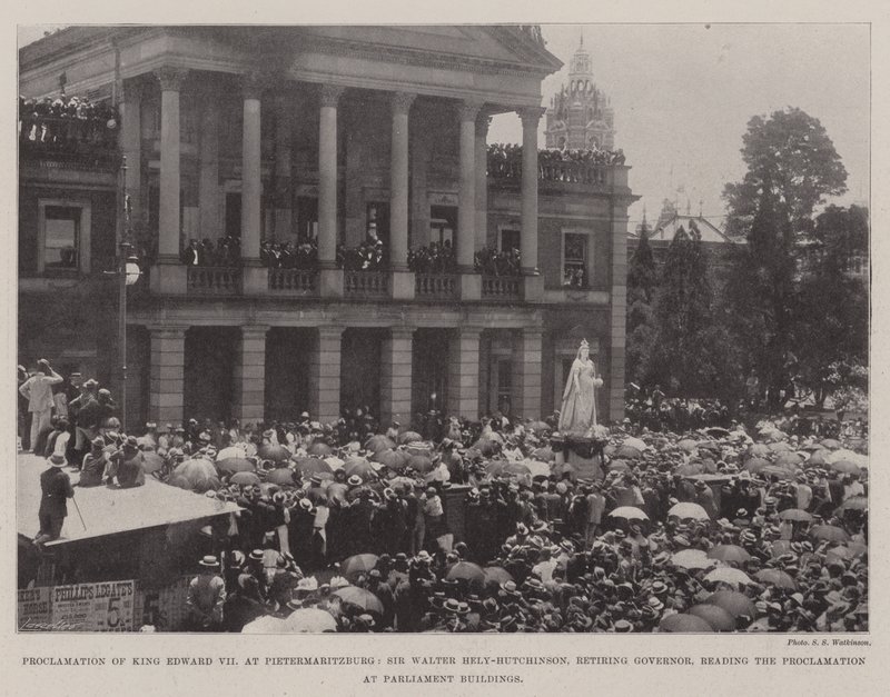 VII. Edward király kiáltványa Pietermaritzburgban, Sir Walter Hely-Hutchinson, leköszönő kormányzó felolvassa a Kiáltványt a Parlament épületeiben alkotó: English Photographer