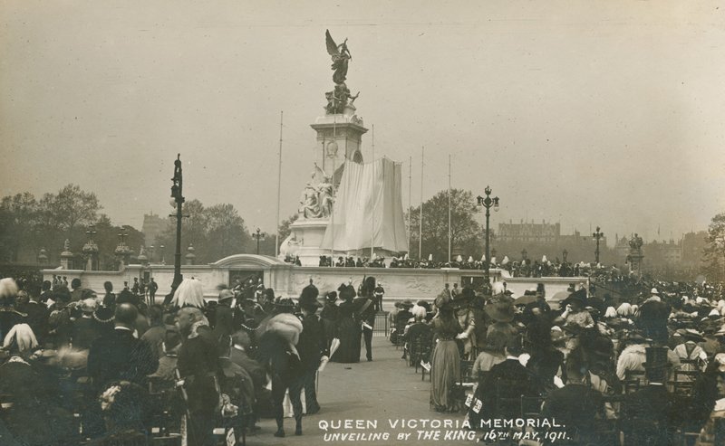 Viktória királynő emlékműve, a király leleplezése, 1911. május 16 alkotó: English Photographer