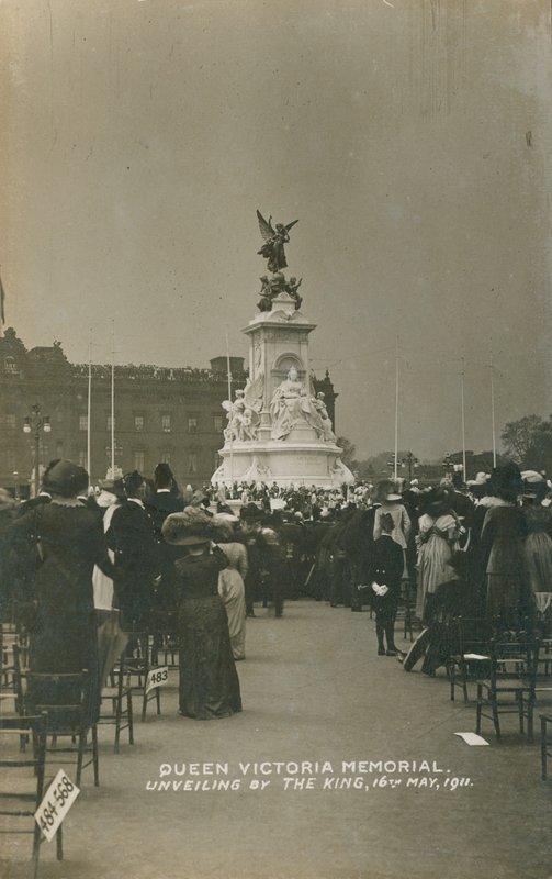 Viktória királynő emlékműve, a király leleplezése, 1911. május 16 alkotó: English Photographer