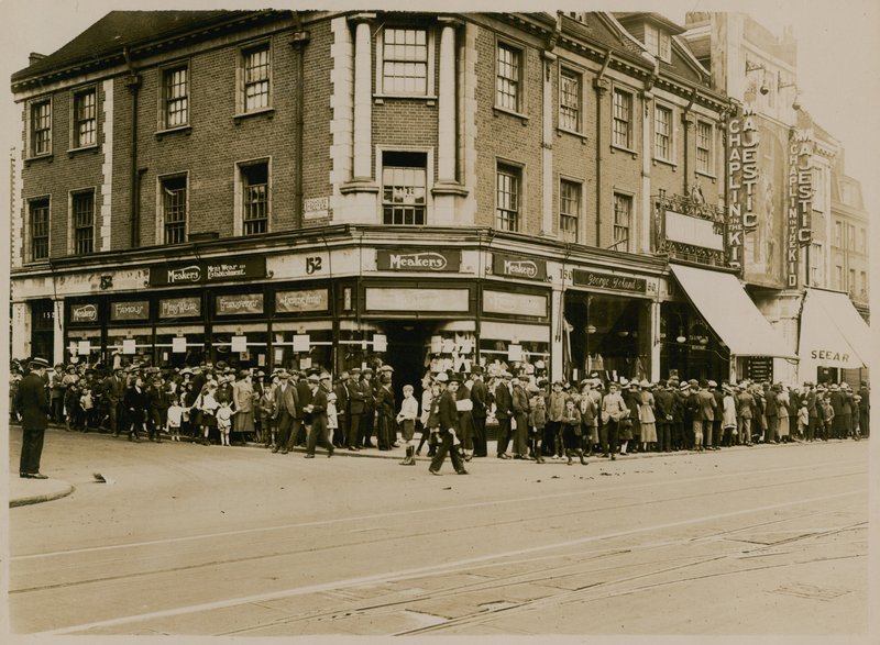 Charlie Chaplin sora a The Kid at The Majesticben, High Street, Clapham, 1921 körül alkotó: English Photographer