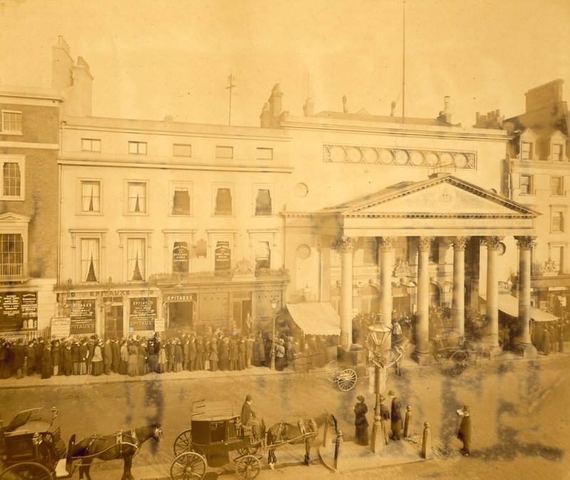Sorbaállás a Haymarketben 1895-ben a Trilby első estéjén Tree főszereplésével alkotó: English Photographer