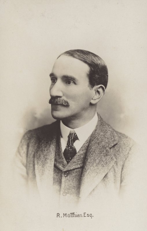 R Mátyás alkotó: English Photographer