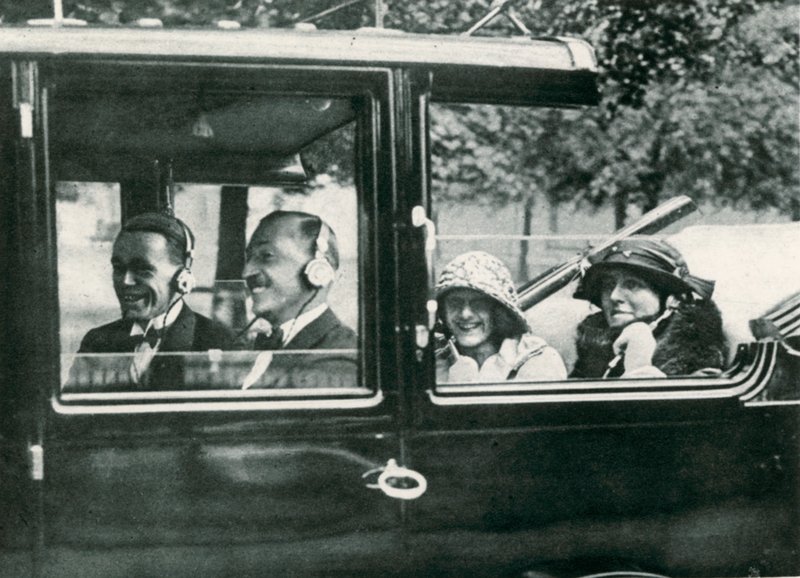 Rádió az úton, 1923 alkotó: English Photographer