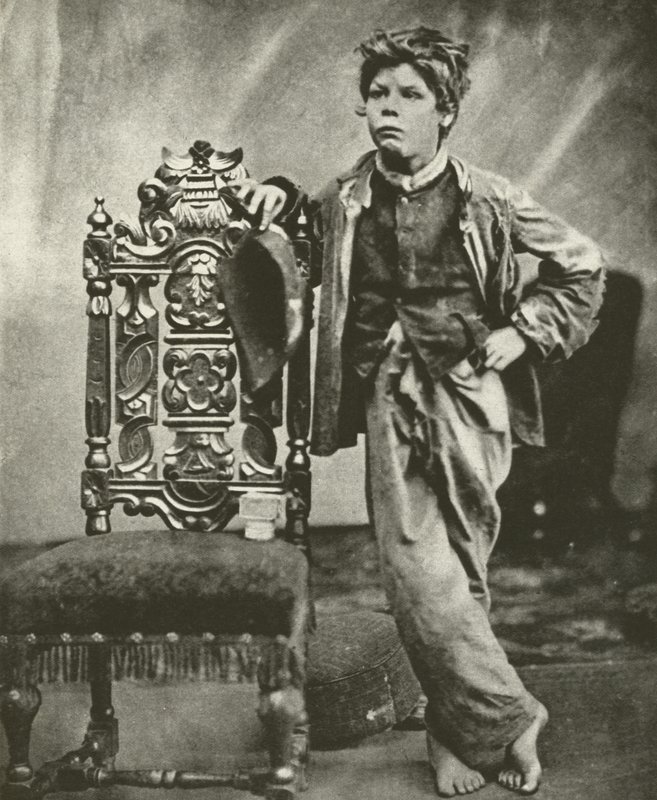 Rongyos iskolás fiú 1860-ban (f/w fotó) alkotó: English Photographer
