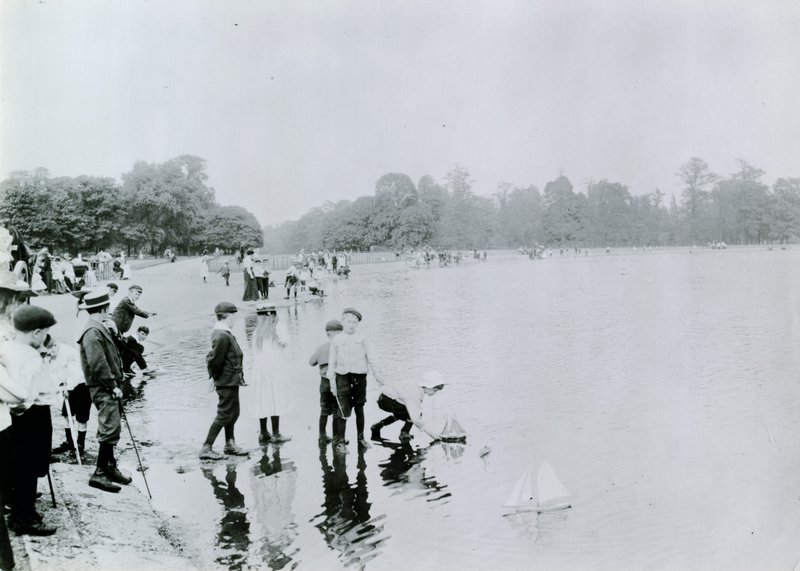 Round Pond, Kensington Gardens alkotó: English Photographer