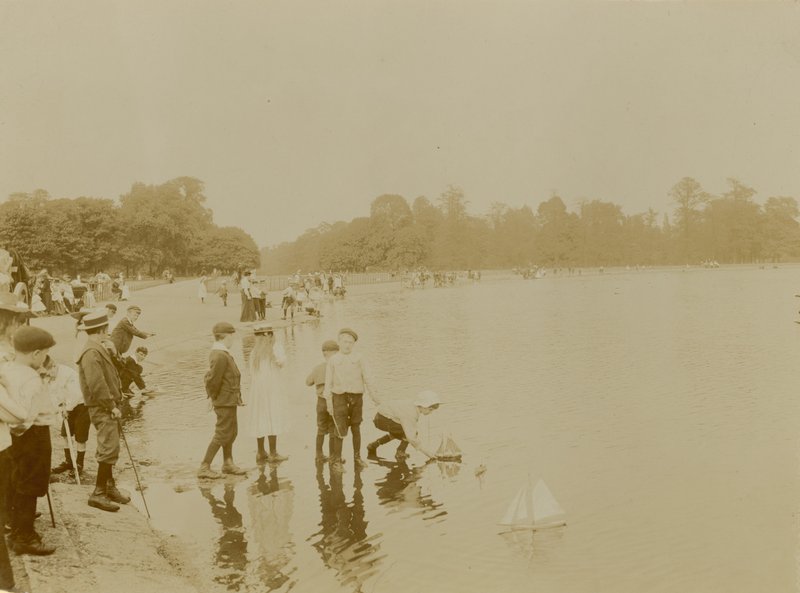 Round Pond, Kensington Gardens, London alkotó: English Photographer