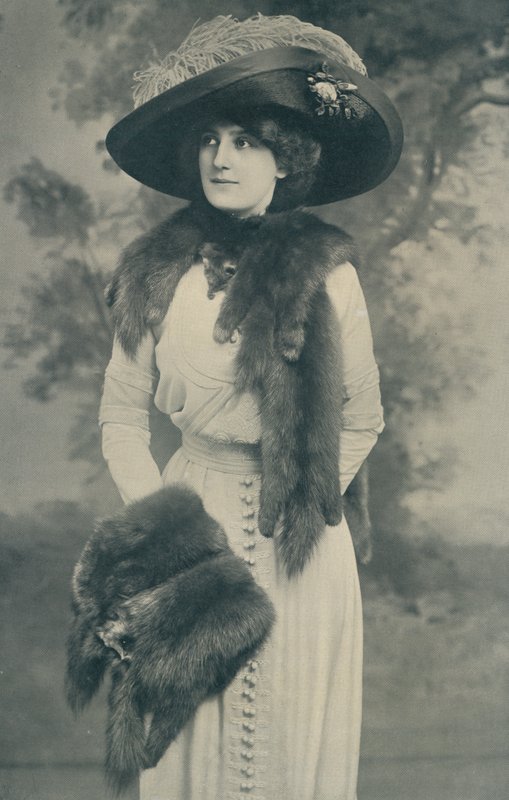 Orosz coboly nyakkendő, szerelt fejjel, és hozzá illő Muff, szintén Martenben készült (fekete-fehér fotó). alkotó: English Photographer