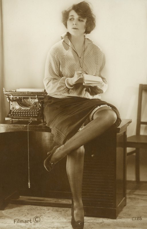 Titkárnő ül az íróasztalon (fekete-fehér fotó) alkotó: English Photographer