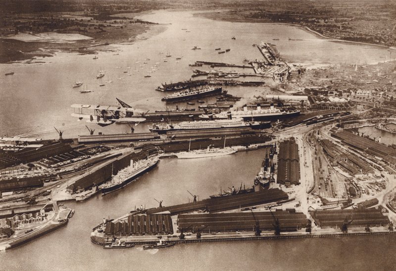 Southampton Docks a levegőből (fekete-fehér fotó) alkotó: English Photographer